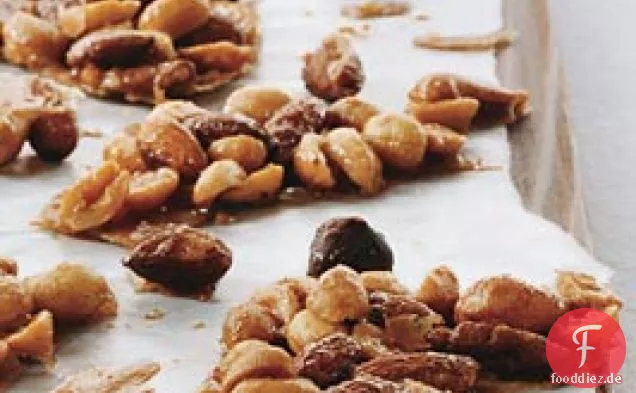Kandierte Nüsse mit Zucker und Gewürzen