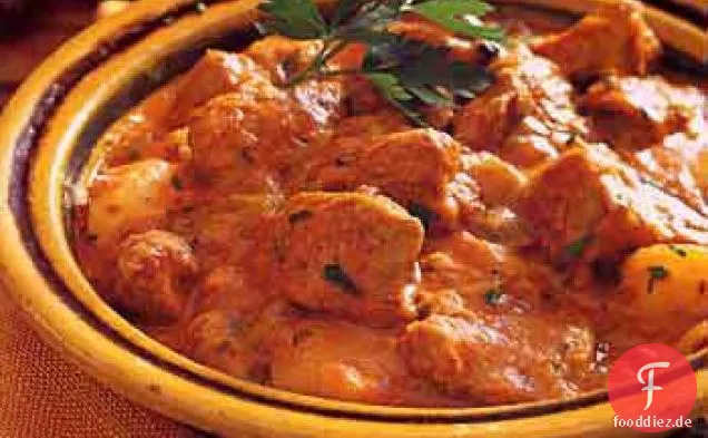 Kalbfleisch und Tomaten-Ragoût mit Kartoffeln, Zimt und Sahne
