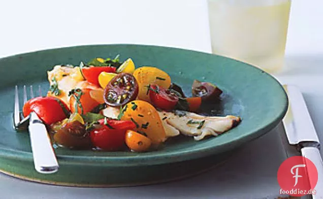 Fisch mit Curry-Gurken-Tomaten Wasser und Tomaten-Kräuter-Salat