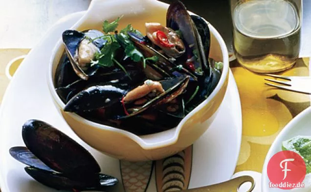Buttrig gedämpfte Muscheln mit Sake und Chilis