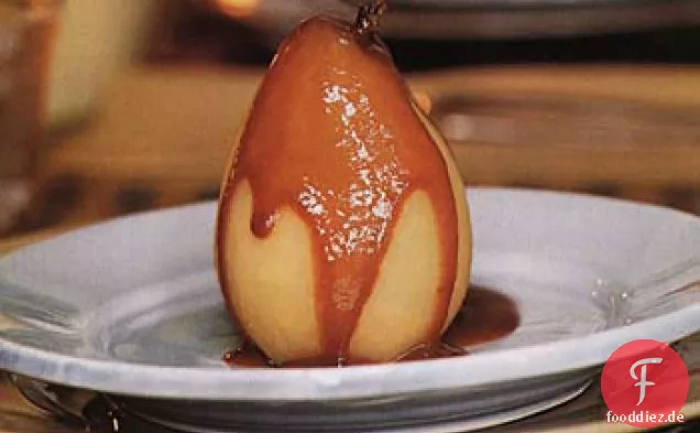 Pochierte Birnen mit gewürzter Karamellsauce