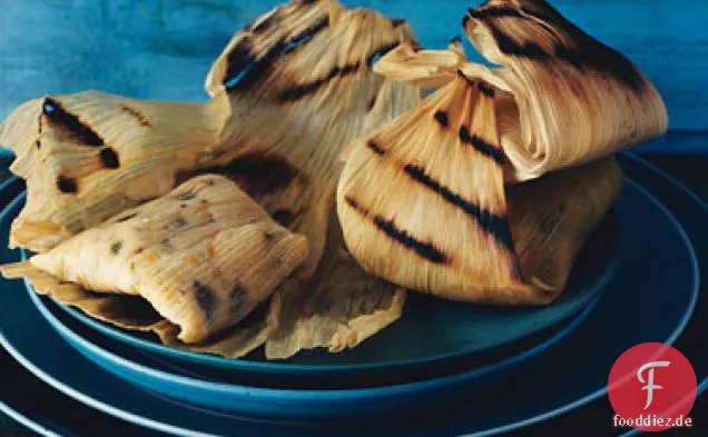 Gegrillte Tamales mit Poblanos und Frischem Mais