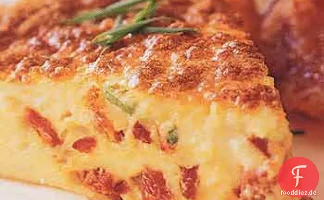Drei-Käse gebackene Eier mit gerösteten Paprika