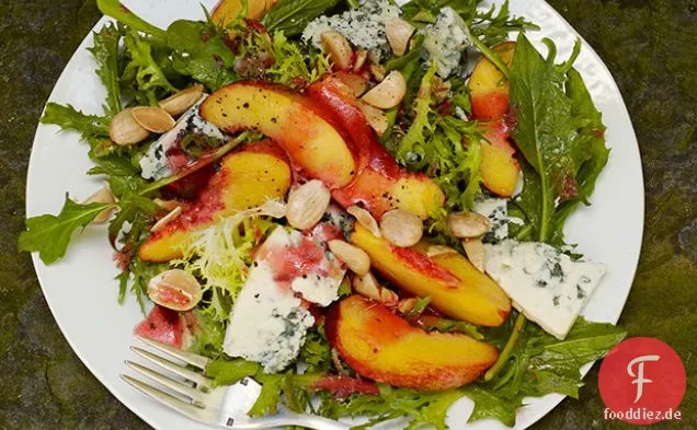 Nektarine und Blau-Käse-Salat mit Pflaumen-Vinaigrette