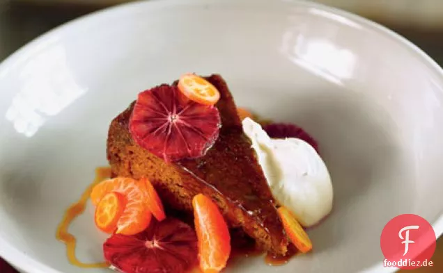 Sticky Toffee Pudding mit Blutorange, Mandarine und geschlagener Crème Fraîche