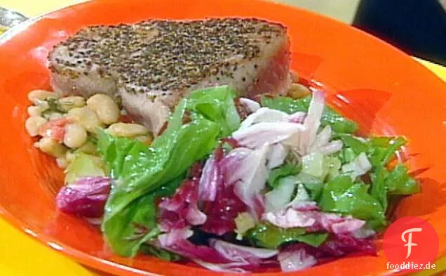 Thunfischsteak au Poivre mit weißen Bohnen und bitterem Grünsalat