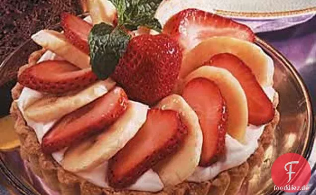 Weiße Schokoladentörtchen mit Erdbeeren und Bananen