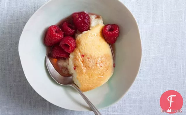 Buttermilch-Pudding-Kuchen mit Ahorn-Himbeeren