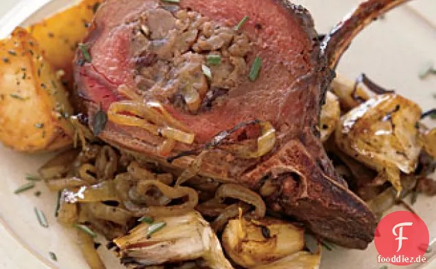 Rack von Wild gefüllt mit Pekannüssen, Johannisbeeren, Wurst und Birnen