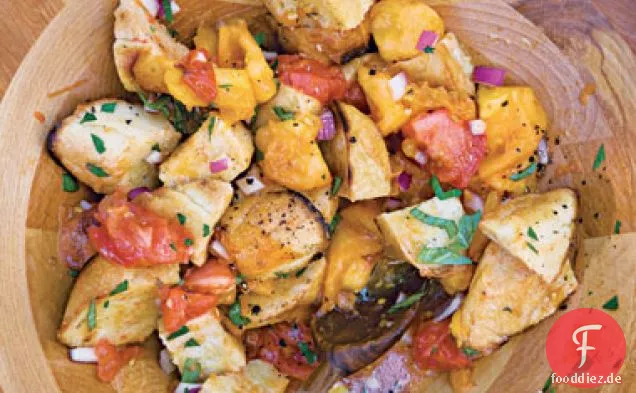 Gegrilltes Brot und Tomatensalat