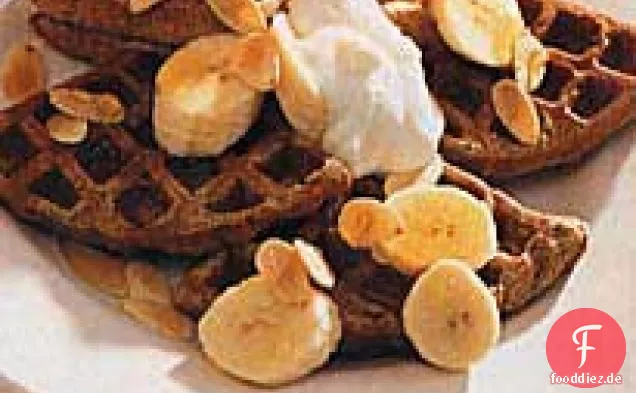 Macht die Waffeln mit Joghurt, Bananen und Mandeln