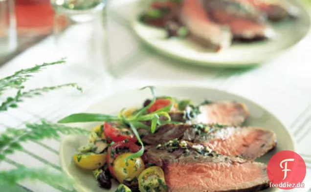 Kraut-Verkrustete Flanke Steak mit Kirschtomaten und Oliven