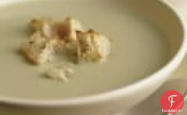 Sauerampfersuppe mit zerrissenen Croutons