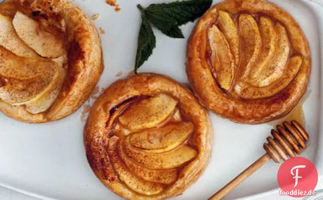 Apfel-, Ziegenkäse- und Honigtörtchen