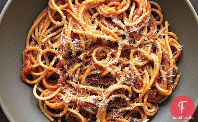 Bucatini mit Butter-gerösteter Tomatensauce