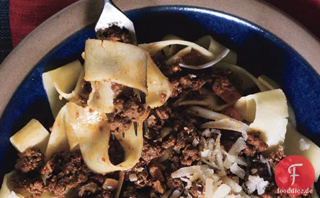 Hausgemachte Pappardelle mit Bolognese-Sauce