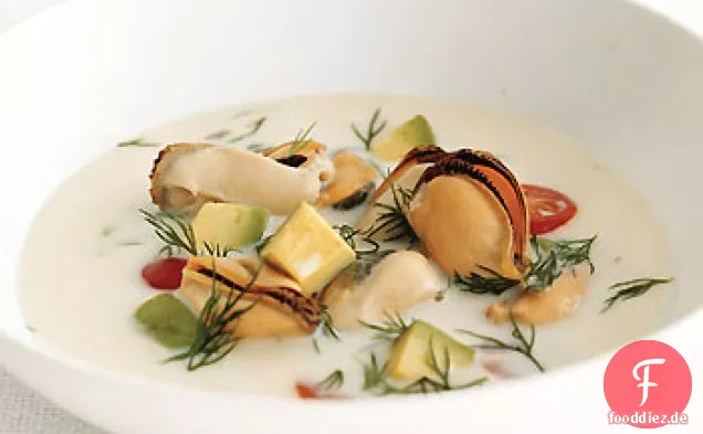 Muschelsuppe mit Avocado, Tomate und Dill
