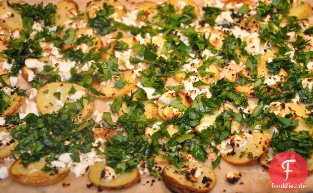 Bratkartoffelpizza mit Ziegenkäse, Frühlingskräutern und Urfa Biber