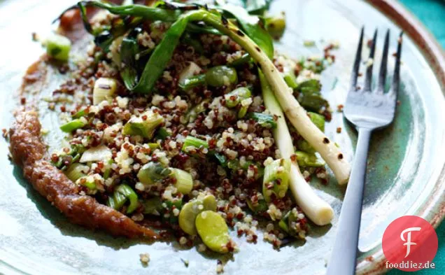 Quinoa-Salat mit gegrillten Jakobsmuscheln, Favas und Datteln