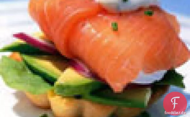 Lachs umwickelte pochierte Eier