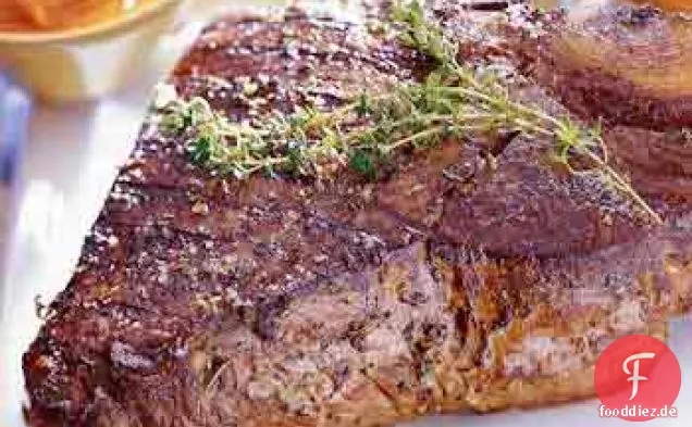 Gegrilltes Porterhouse-Steak mit Paprika-Parmesan-Butter