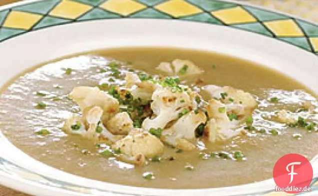 Cremig geröstete Knoblauchsuppe mit sautiertem Blumenkohl & frischen Kräutern