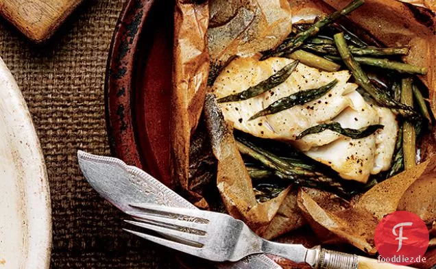 Fischfilets in Pergament mit Spargel und Orange