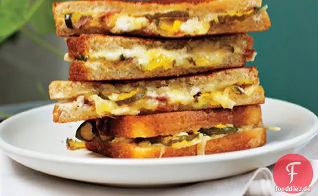Gegrillte Schinken-, Käse- und Gurkensandwiches