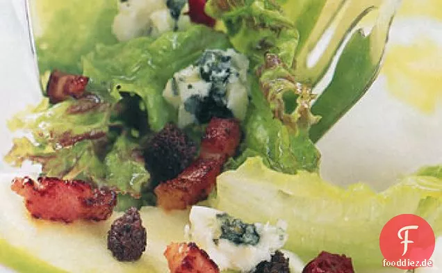 Apfel, Roquefort und roter Blattsalat mit Pumpernickel-Croutons