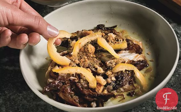 Gerösteter Radicchio mit Sardellenvinaigrette, konservierter Zitrone und Paniermehl
