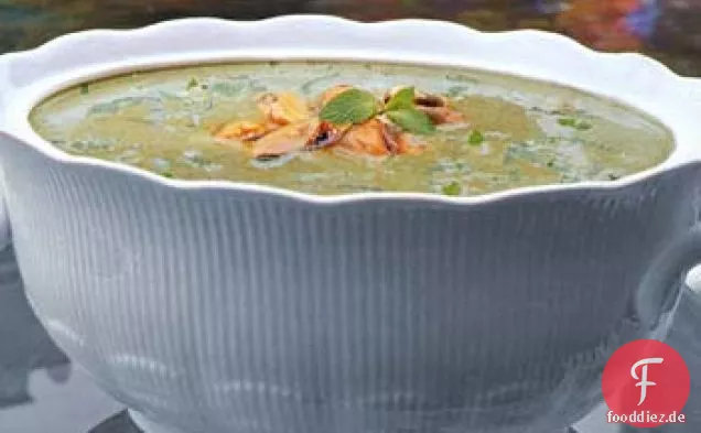 Gekühlte Zucchinisuppe mit Muscheln und frischer Minze