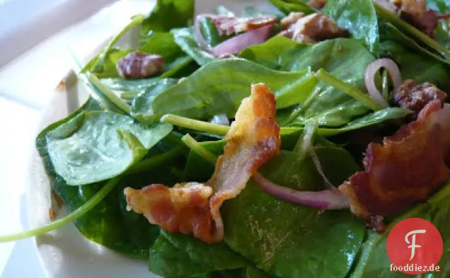 Spinatsalat mit knuspriger Pancetta und gerösteten Walnüssen