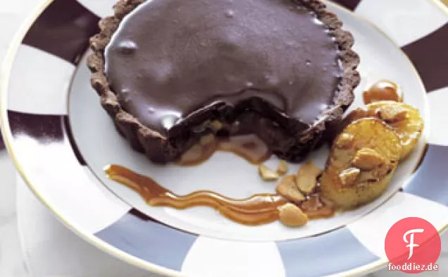 Schokoladen-Karamell-Törtchen mit gerösteten Bananen und Ingwer-Zitrus-Karamell