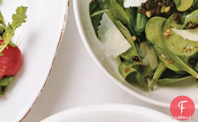 Spinatsalat mit Pecorino, Pinienkernen und Johannisbeeren
