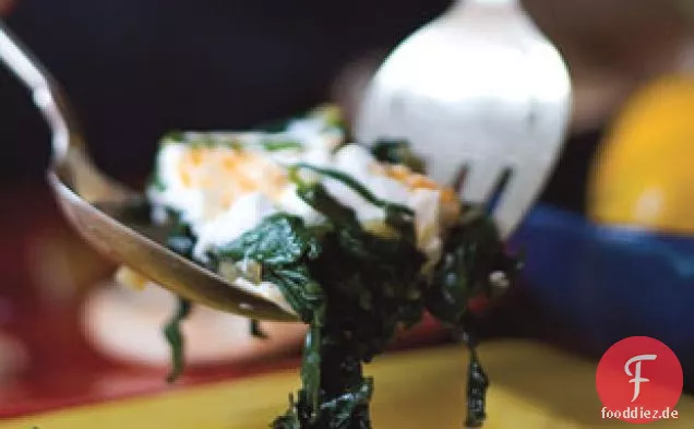 Frischer Spinat Mit Knoblauch-Joghurt-Sauce