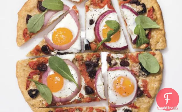 Pizza mit Eiern, gerösteten Paprika, Oliven und Rucola
