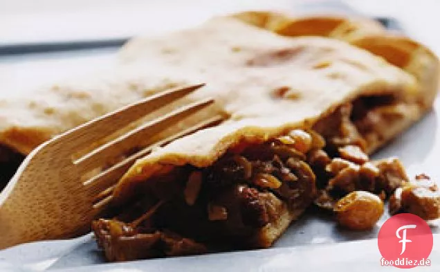 Huhn Empanada mit Chorizo, Rosinen und Oliven