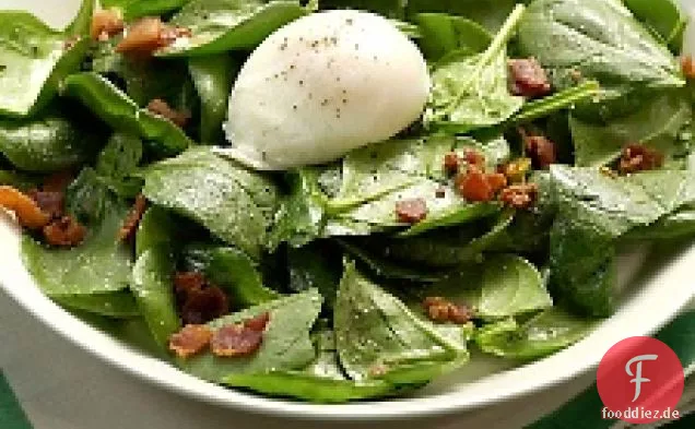 Spinatsalat mit pochierten Eiern