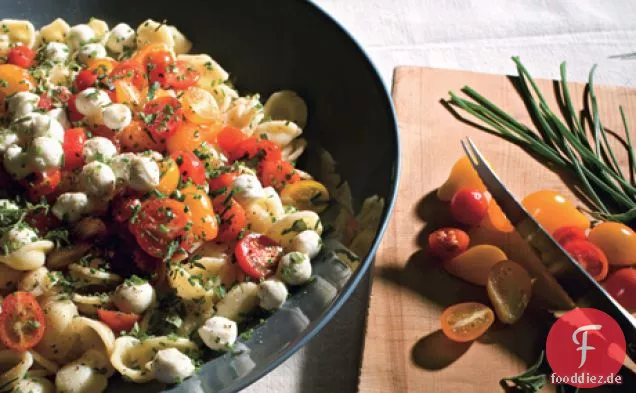 Orecchiette mit frischem Mozzarella, Traubentomaten und Knoblauch Schnittlauch