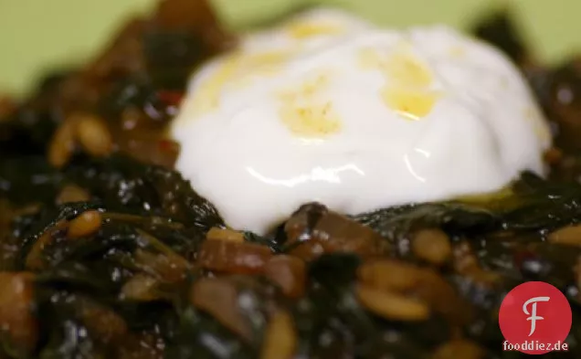 Frischer Spinat Mit Knoblauch-Joghurt-Sauce