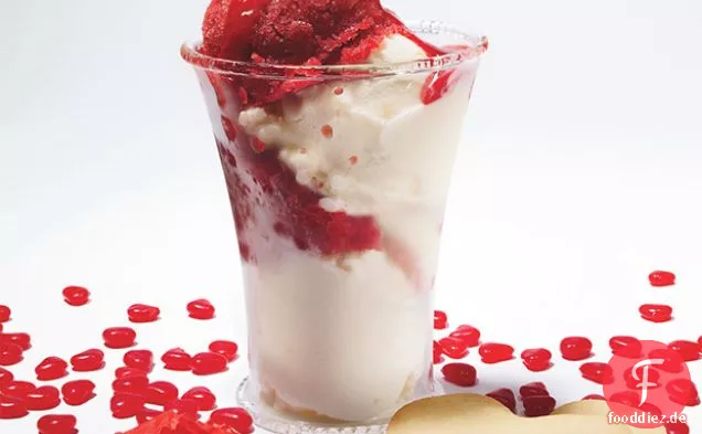 Zitroneneis und Himbeer-Granita-Eisbecher