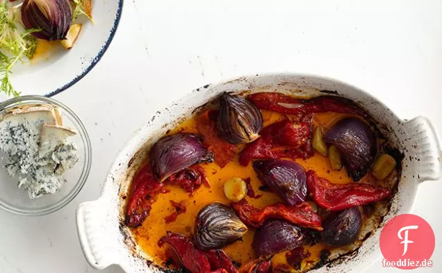 Gebratener Pfeffer und Zwiebelsalat mit Blauschimmelkäse