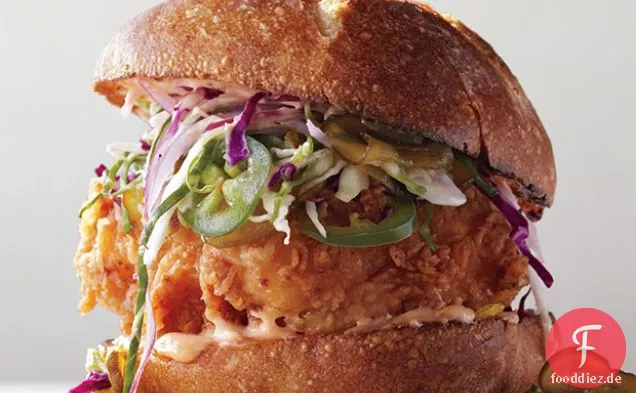 Gebratenes Hühnersandwich mit Slaw und würzigem Mayo