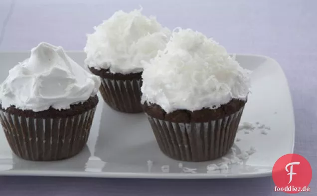 Schokoladen-Mandel-Cupcakes mit flauschigem Kokosnuss-Zuckerguss