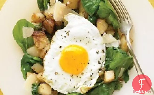 Warmer Spinatsalat mit Spiegelei und Kartoffeln