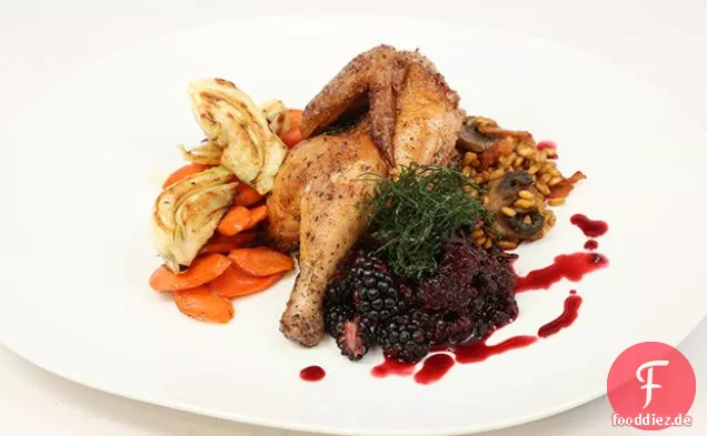 Gebratenes Geflügel, Wildschweinspeck und Pilz-Farro mit gebratenem Fenchel und Karotten
