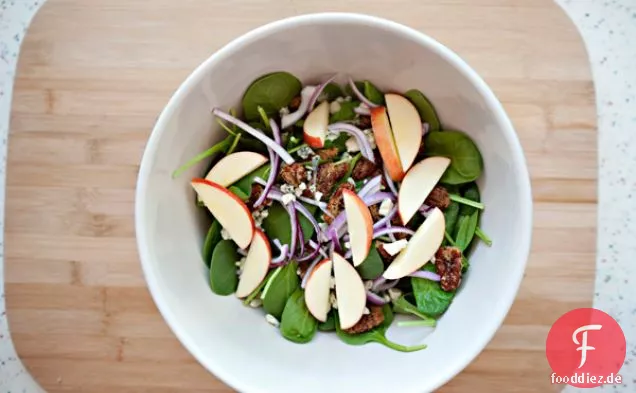 Spinatsalat mit Curry-Pekannüssen, Blauschimmelkäse und Äpfeln