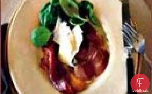 Spinatsalat mit Schinken, Portobellos und Käsefondue