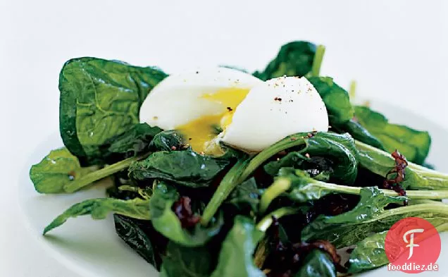 Warmer Spinatsalat mit weich pochierten Eiern