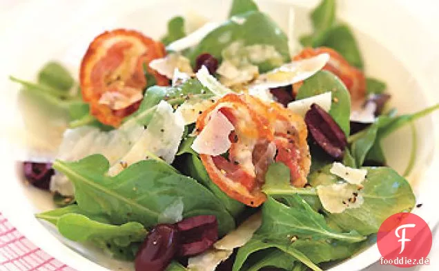 Rucola-Salat mit Oliven, Pancetta und Parmesanspänen